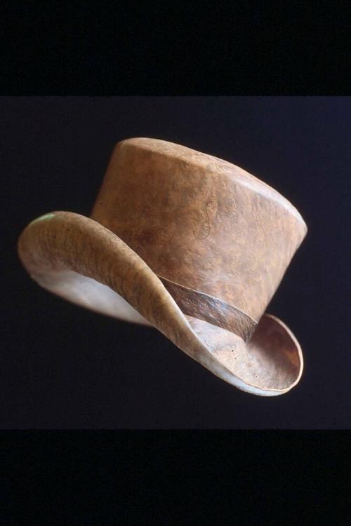COACH HAT WITH STAND
