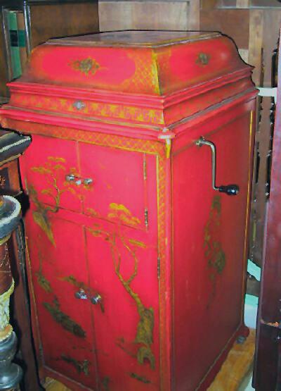 GRAMAPHONE IN ORIENTAL-STYLE CABINET