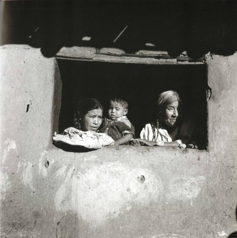 DOS MUJERS Y NINO EN UNA VENTANA