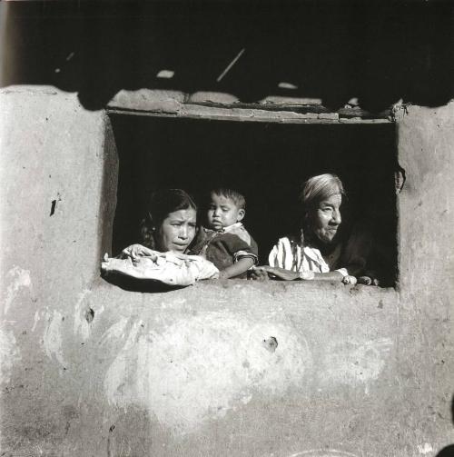 DOS MUJERS Y NINO EN UNA VENTANA