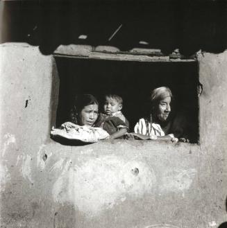 DOS MUJERS Y NINO EN UNA VENTANA