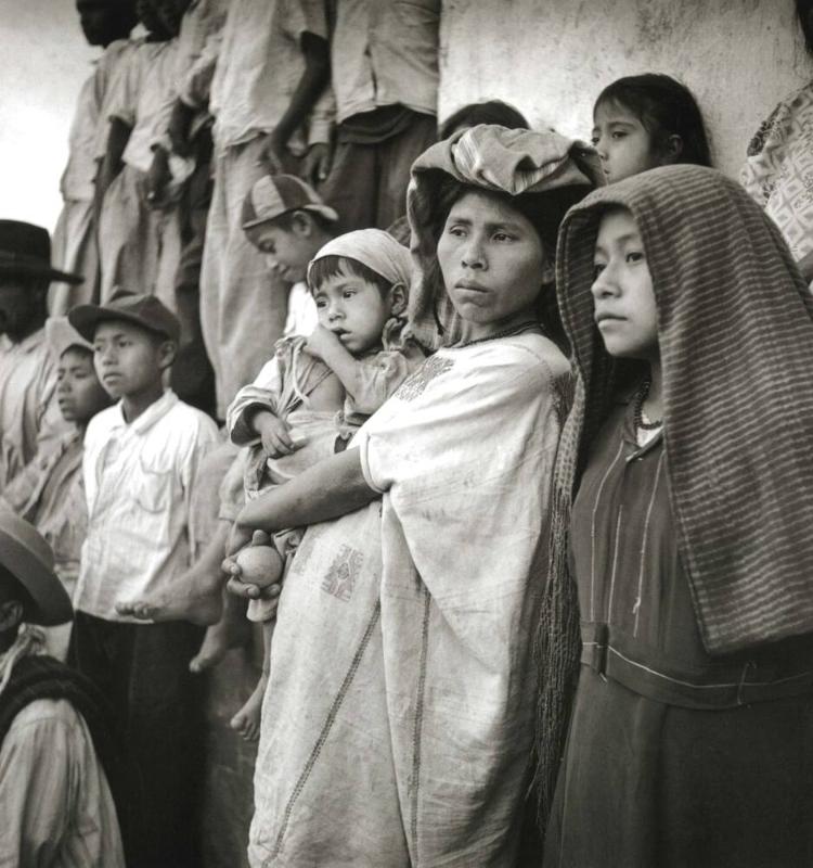 ESPECTADORES INDIGENAS Y MESTIZOS EN OZOLOTEPEC