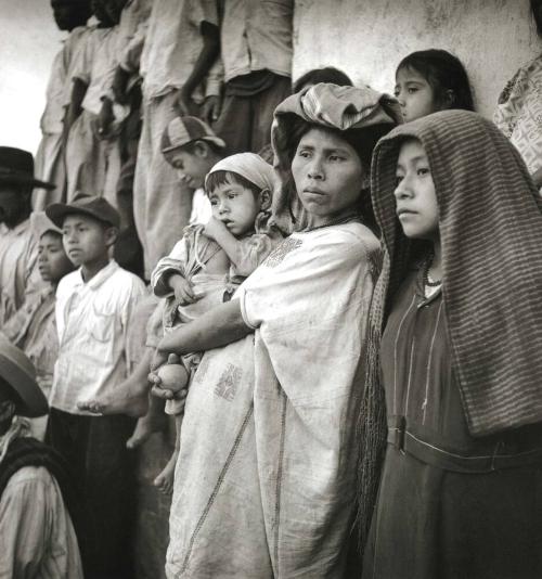 ESPECTADORES INDIGENAS Y MESTIZOS EN OZOLOTEPEC