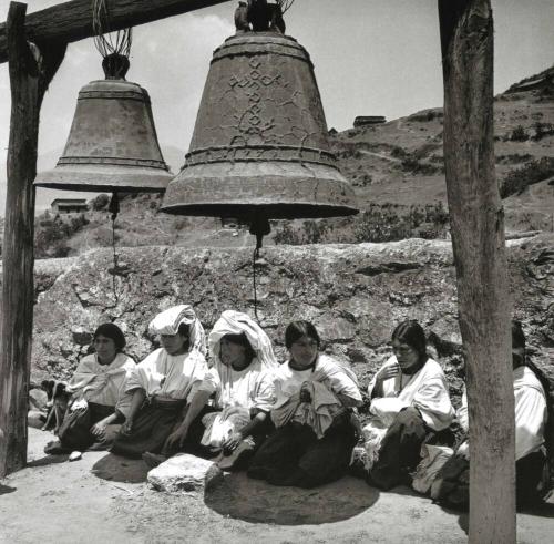 CAMPESINAS BAJO UNAS CAMPANAS EN AYUTLA, OAXACA