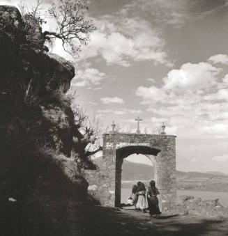 MUJERES SALIENDO DEL CEMENTERIO DE JANITZIO
